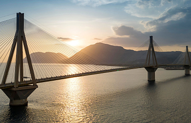Ένταση και επεισόδια στην γέφυρα Ρίου - Αντιρρίου με ευθύνη της αστυνομίας, οι αγρότες πάντως παραμένουν στην θέση τους