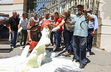 Κτηνοτρόφοι έχυσαν στο δρόμο γάλα και ζωοτροφές, ζητούν στήριξη του κλάδου