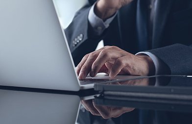 Το κράτος των αρεστών ακυρώνει τους διαγωνισμούς των αρίστων