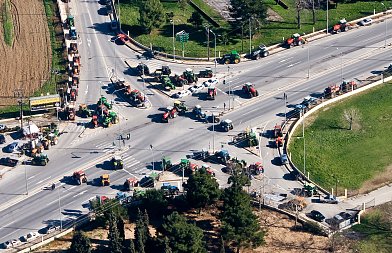 Αγρότες και κτηνοτρόφοι βγαίνουν στο δρόμο και στήνουν μπλόκα στην Κρήτη, ποια τα αιτήματά τους