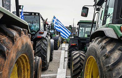 Οι αγρότες κλείνουν τους δρόμους σε όλη την χώρα, ενώ η κυβέρνηση μένει σε απειλές και υποσχέσεις για πληρωμές