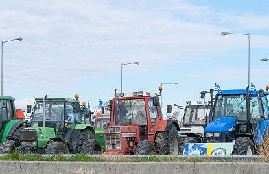 Κυβερνητικές κινήσεις για να σπάσουν τα αγροτικά μέτωπα
