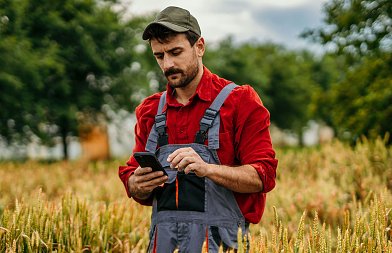 Από 2026 έρχεται έλεγχος της φυσικής παρουσίας του αγρότη στο χωράφι, θα χτυπά καθημερινά Ψηφιακή Κάρτα Εργασίας