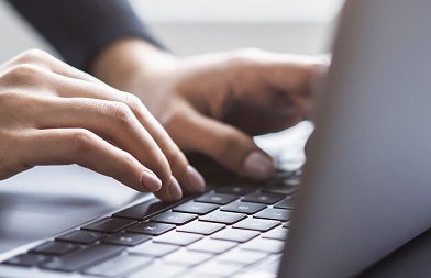 Ποια εταιρεία πήρε με απευθείας ανάθεση την παροχή εφαρμογών για χορήγηση ενισχύσεων ήσσονος σημασίας