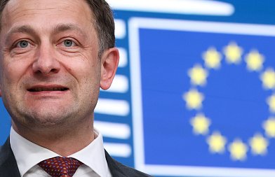 Άλλα λέει η κυβέρνηση και άλλα ο Επίτροπος Γεωργίας για τις πληρωμές των αγροτών