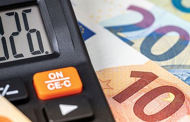 Ο Σχοινάς ανοίγει «Διάλογο με την Παραγωγή», υπόλοιπα 2025 πληρώνει η ΑΑΔΕ τον Οκτώβριο