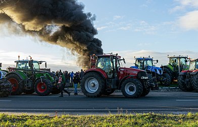 Τα τρακτέρ έκλεισαν τους δρόμους, τι δήλωσαν οι αγρότες από τα μπλόκα στον ΑγροΤύπο
