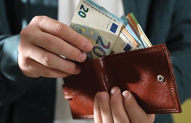 Τι πληρώνει η ΑΑΔΕ μέχρι τέλος του έτους, πρώτα δίνει εξοφλήσεις παλαιότερων ετών και μετά προκαταβολές και εξοφλήσεις 2026