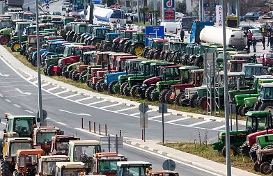 Παρά τις απειλές παραμένουν τα τρακτέρ στους δρόμους, αντί για διώξεις αγροτών μπορεί να έχουμε διώξεις πολιτικών