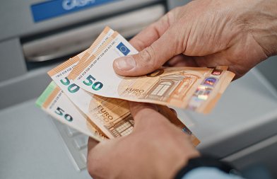Πότε πληρώνουν επίδομα 400 ευρώ στους συνταξιούχους χωρίς περιουσιακά και εισοδηματικά κριτήρια