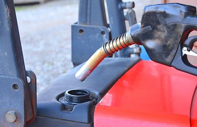 Βενζίνη και ντίζελ κίνησης στην ίδια τιμή, κίνδυνος να μείνουν άδεια τα ρεζερβουάρ των τρακτέρ