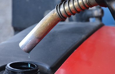 Στο νομοσχέδιο παράνομου στοιχηματισμού περιλαμβάνεται η επιστροφή ΕΦΚ για αγροτικό πετρέλαιο απευθείας στην αντλία