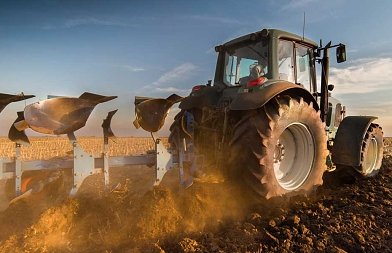 Γιατί στο όργωμα το τρακτέρ δεν κρατά ευθεία – και τι σημαίνει αυτό για το χωράφι