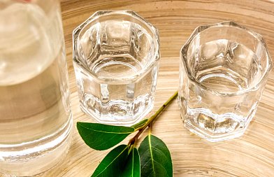 Αποστάγματα στην Ελλάδα: 2,1 δισ. ευρώ στο ΑΕΠ και 73.400 θέσεις εργασίας – Τι ισχύει για παραγωγή, κατανάλωση και ΕΦΚ