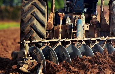 Οι αγρότες περιμένουν την τρίτη δόση επιστροφής ΕΦΚ πετρελαίου, τι μελετάνε στην κυβέρνηση για την αύξηση των τιμών