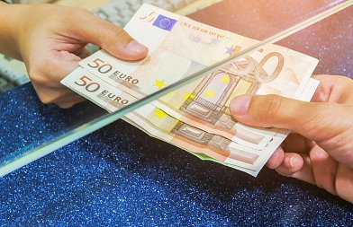 Στο ΦΕΚ η διαδικασία πληρωμής ανειλημμένων υποχρεώσεων για ενεργητική προστασία και μέτρα βιοασφάλειας