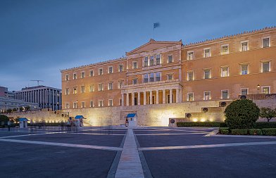 Στην Ολομέλεια της Βουλής η συζήτηση για το νομοσχέδιο του ΥπΑΑΤ με έντονη πολιτική αντιπαράθεση