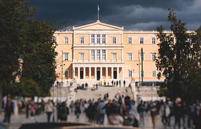 Σκληρή πολιτική αντιπαράθεση κυβέρνησης - αντιπολίτευσης στη Βουλή με φόντο predator, Τέμπη, ΟΠΕΚΕΠΕ, πτυχίο Λαζαρίδη