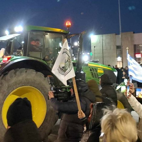 Θερμή υποδοχή στον πρωθυπουργό στην Αλεξανδρούπολη με τρακτέρ από αγρότες και κτηνοτρόφους