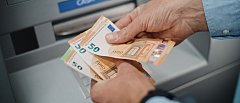 Πότε πληρώνουν επίδομα 400 ευρώ στους συνταξιούχους χωρίς περιουσιακά και εισοδηματικά κριτήρια