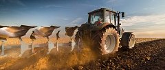 Γιατί στο όργωμα το τρακτέρ δεν κρατά ευθεία – και τι σημαίνει αυτό για το χωράφι
