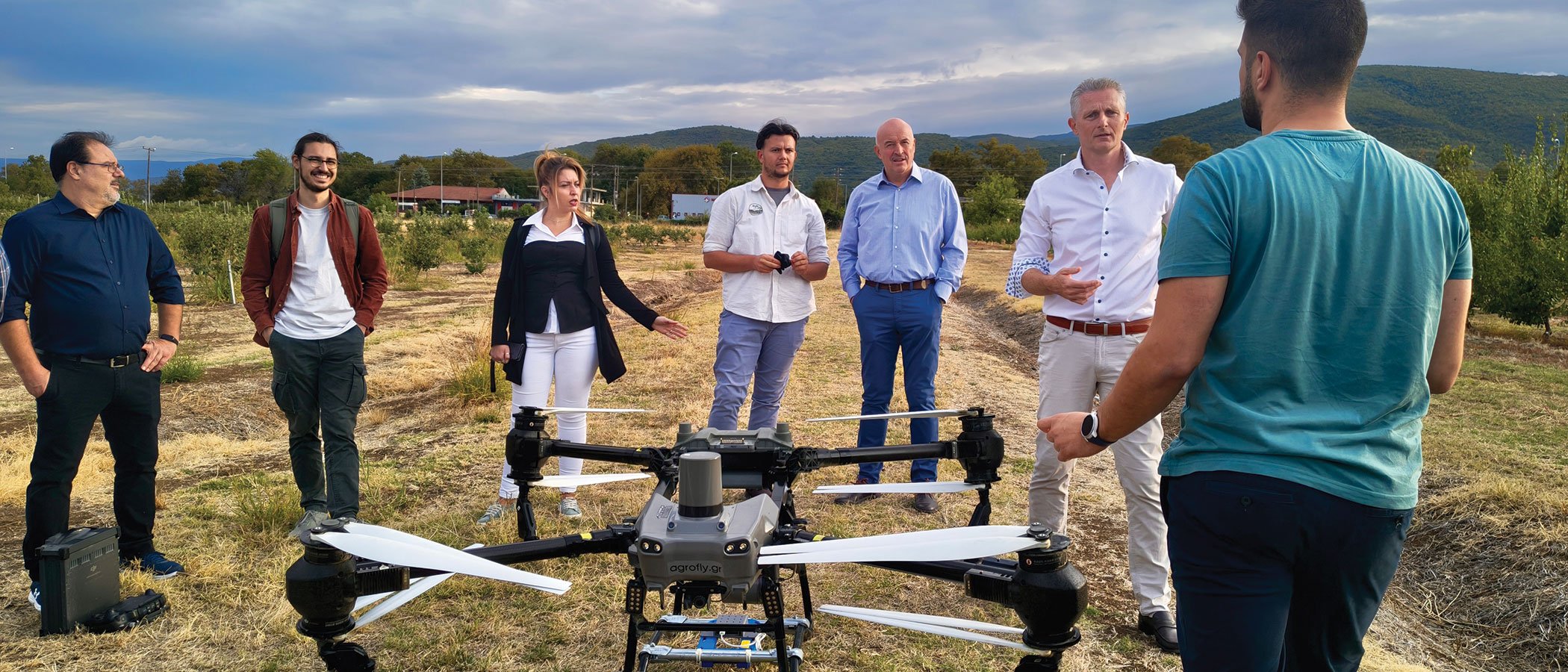 Το drone και οι συμμετέχοντες κατά την επίδειξη της τεχνικής SIT στη Νάουσα