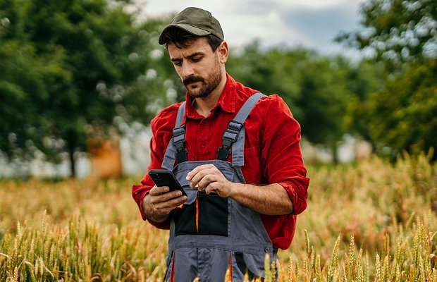 Από 2026 έρχεται έλεγχος της φυσικής παρουσίας του αγρότη στο χωράφι, θα χτυπά καθημερινά Ψηφιακή Κάρτα Εργασίας