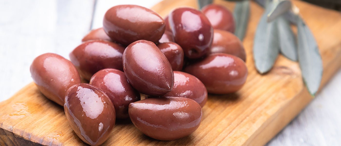 Μαζεύουν ελιές Καλαμών και πάνε για αποθήκευση, περσινές αγοράζουν σκούπα στα 2,50 ευρώ