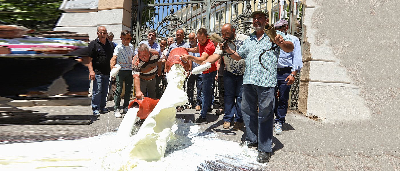 Κτηνοτρόφοι πέταξαν γάλα στην Λάρισα, έξω από το γραφείο του Χρήστου Κέλλα