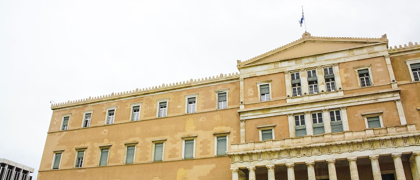 Ο «Φραπές», τα καλτσόν, η τζάγκουαρ και η πόρσε - Πρωτόγνωρες καταστάσεις στη Βουλή με πρωταγωνιστή τον Γιώργο Ξυλούρη