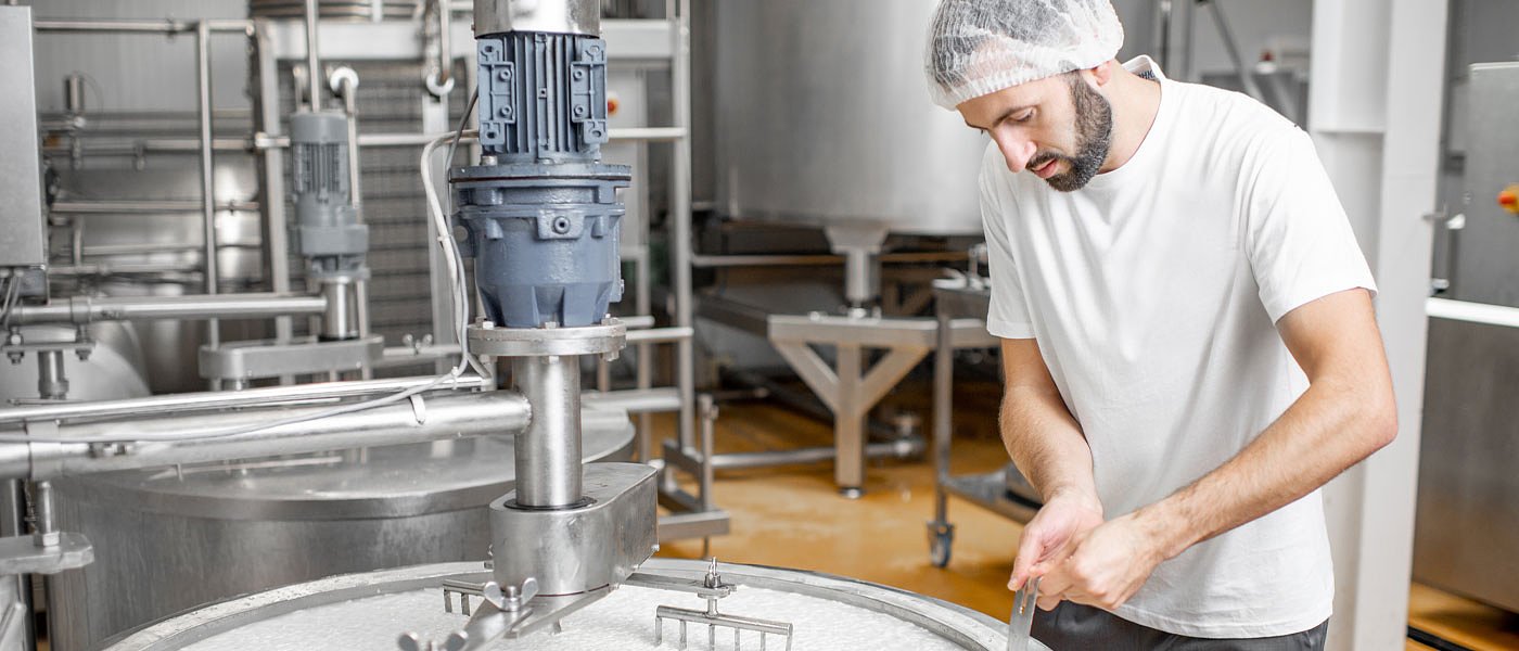 Τα ελάχιστα αποθέματα τυριών σιγοντάρουν τις τιμές στο γάλα, προς νέα deals