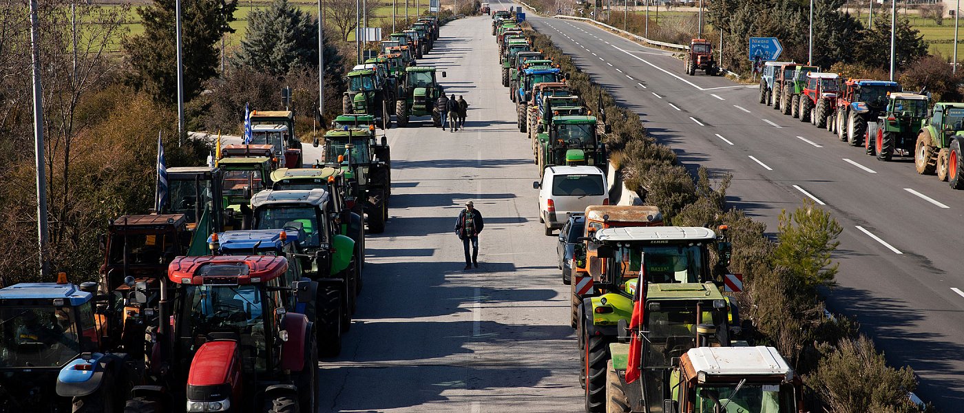 Με ξύλο και δακρυγόνα υποδέχτηκε η κυβέρνηση του απλήρωτους αγρότες, ενισχύονται τα μπλόκα