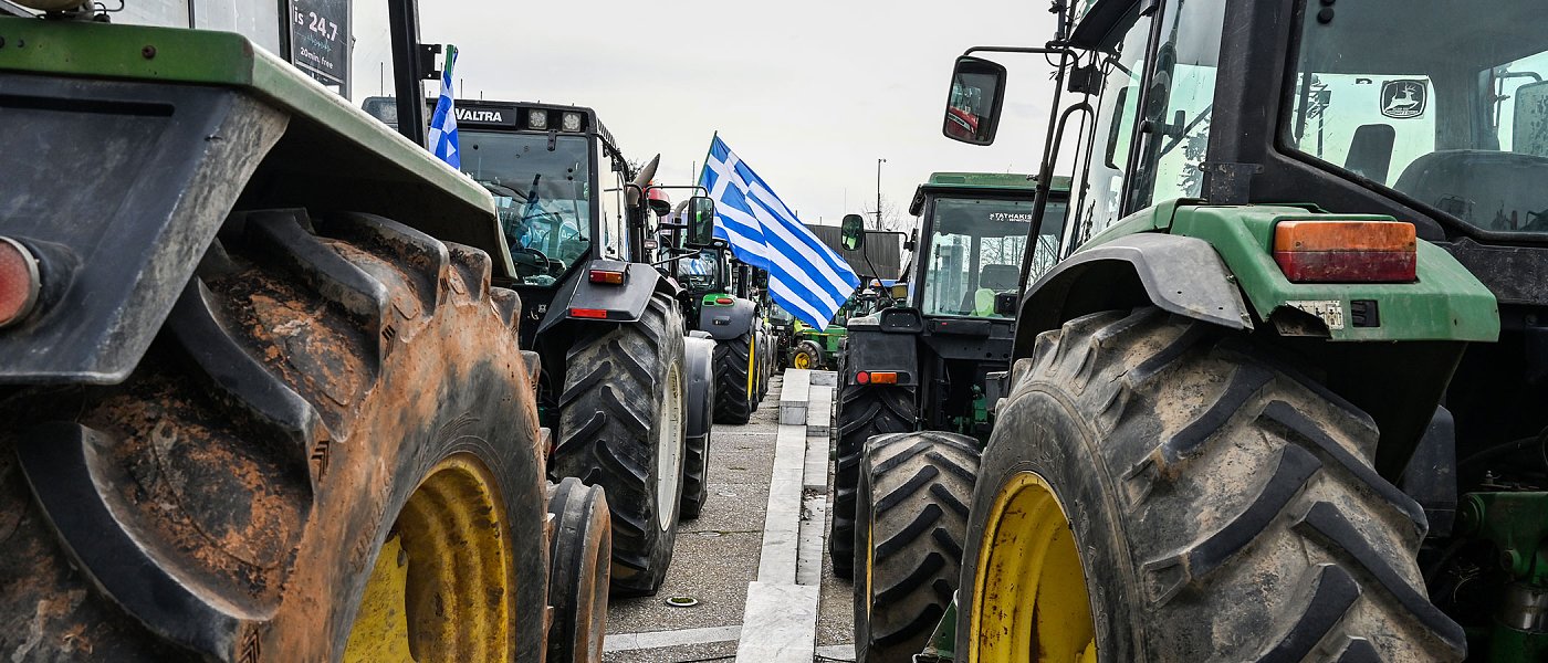 Οι αγρότες κλείνουν τους δρόμους σε όλη την χώρα, ενώ η κυβέρνηση μένει σε απειλές και υποσχέσεις για πληρωμές