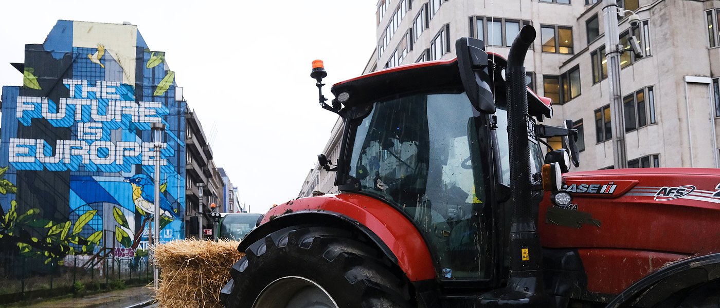 Βρυξέλλες: 10.000 αγρότες έστησαν μπλόκο στα κτίρια της Κομισιόν διαμαρτυρόμενοι για αγροτική πολιτική της ΕΕ