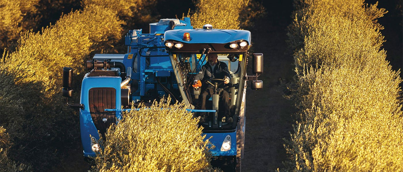 Ελαιοσυλλεκτική Braud 9090X με εξελιγμένο τίναγμα για ολοκληρωτικό μάζεμα καρπού