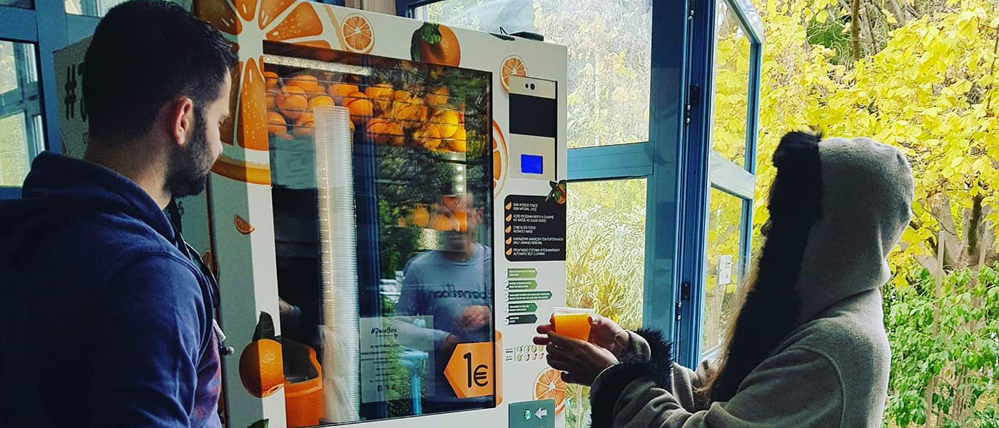 Επέκταση με πιο πολλούς αυτόματους πωλητές χυμού πορτοκαλιού μελετούν οι Αρτινοί