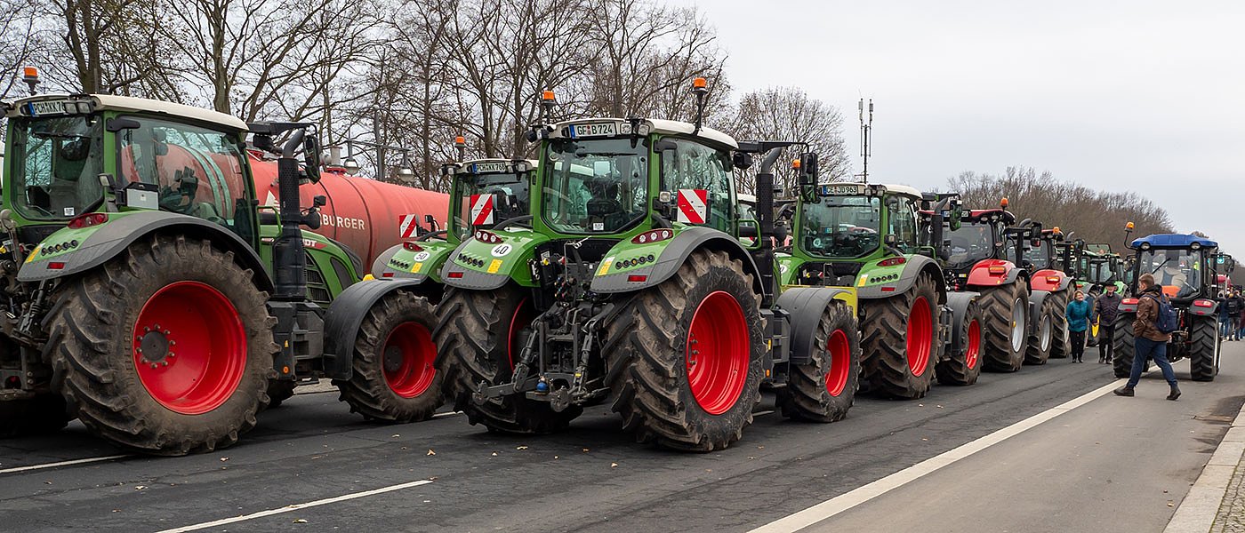 Τα 300 τρακτέρ μπήκαν στην Θεσσαλονίκη, μαζί διαμαρτύρονται και οι μελισσοκόμοι