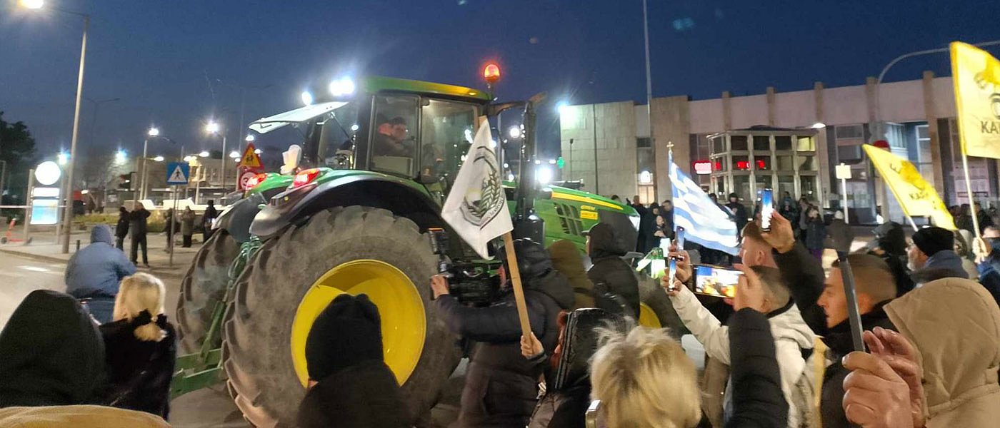 Θερμή υποδοχή στον πρωθυπουργό στην Αλεξανδρούπολη με τρακτέρ από αγρότες και κτηνοτρόφους