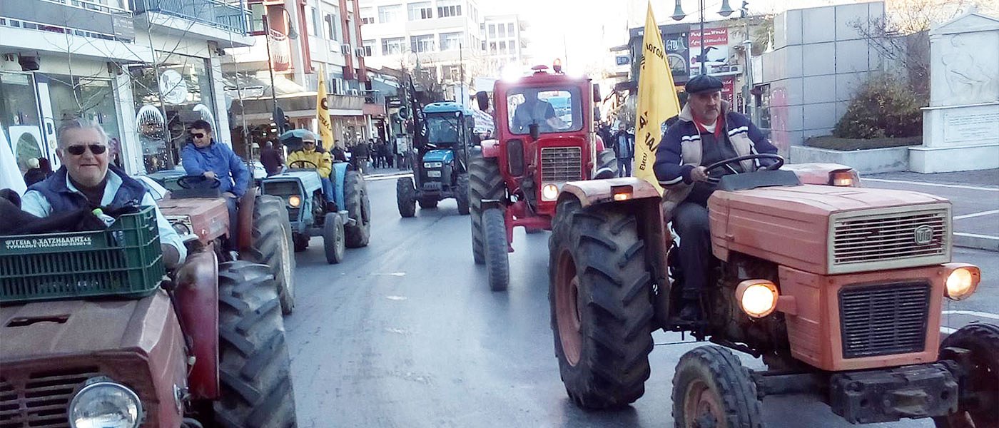 Συγκέντρωση διαμαρτυρίας αγροτών στη ΔΕΗ και στον ΕΛΓΑ στη Λάρισα