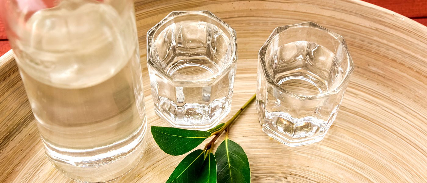 Αποστάγματα στην Ελλάδα: 2,1 δισ. ευρώ στο ΑΕΠ και 73.400 θέσεις εργασίας – Τι ισχύει για παραγωγή, κατανάλωση και ΕΦΚ