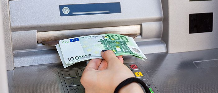 Από πότε αλλάζουν οι τραπεζικές προμήθειες στις αναλήψεις μετρητών