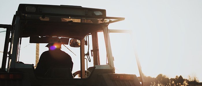 Διαμαρτυρία αγροτών έξω από ΑΑΔΕ στην Καλαμάτα, ανησυχία ελαιοπαραγωγών για χαμηλές τιμές ελαιολάδου