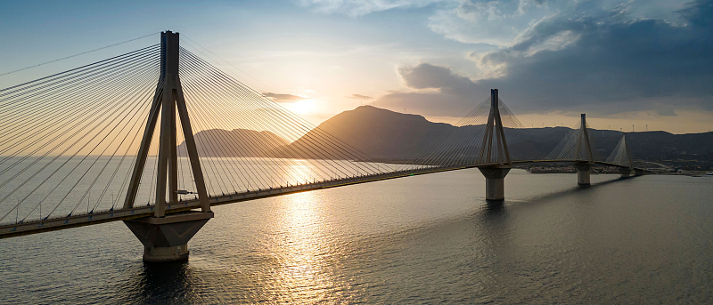 Ένταση και επεισόδια στην γέφυρα Ρίου - Αντιρρίου με ευθύνη της αστυνομίας, οι αγρότες πάντως παραμένουν στην θέση τους