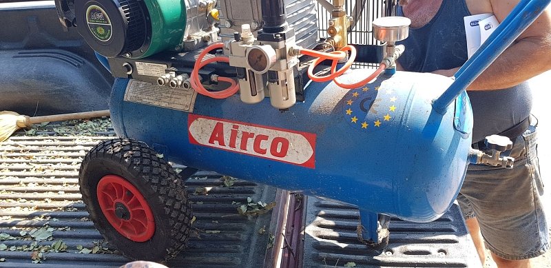 Πωλείται ελαιοραβδιστικό με κομπρεσέρ