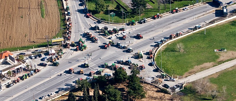 Αγρότες και κτηνοτρόφοι βγαίνουν στο δρόμο και στήνουν μπλόκα στην Κρήτη, ποια τα αιτήματά τους