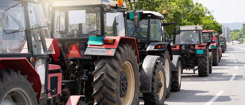 Όλη η Ευρώπη πήρε προκαταβολές τσεκ 2025, εδώ παύση πληρωμών και ζωονόσοι βγάζουν τρακτέρ στο δρόμο