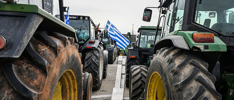 Οι αγρότες κλείνουν τους δρόμους σε όλη την χώρα, ενώ η κυβέρνηση μένει σε απειλές και υποσχέσεις για πληρωμές