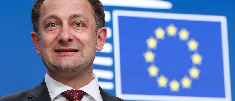 Άλλα λέει η κυβέρνηση και άλλα ο Επίτροπος Γεωργίας για τις πληρωμές των αγροτών