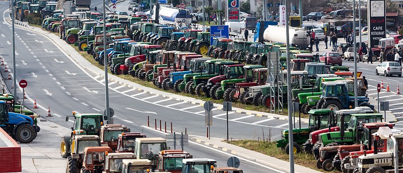 Χιλιάδες τρακτέρ με αγανακτισμένους αγρότες βγήκαν στους δρόμους, γιατί δεν έγιναν σωστές πληρωμές αγροτικών ενισχύσεων